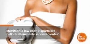 matrimonio low cost: sposa tiene in mano un salvadanaio